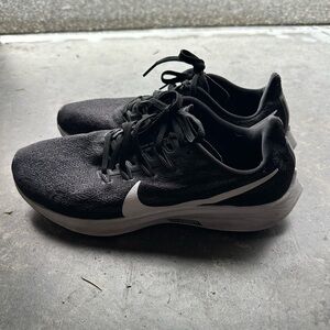 Nike Women's Black and White Athletic Shoes
